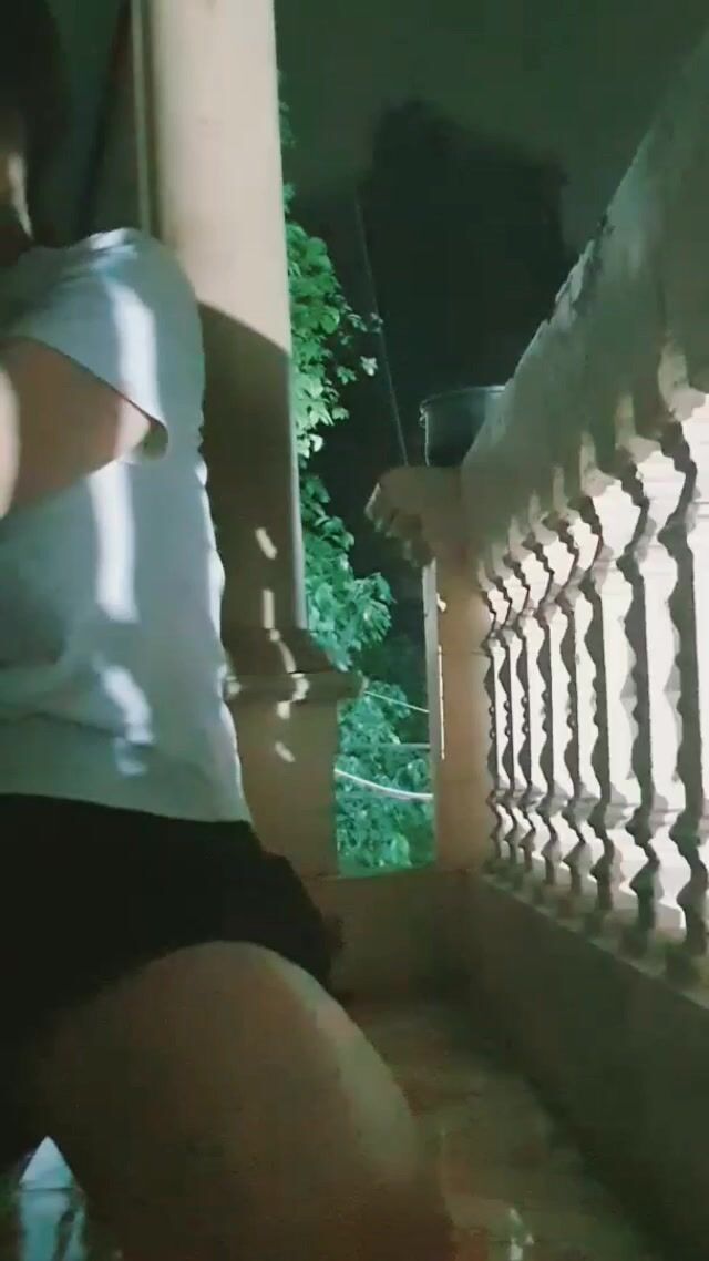 Mang em yêu ra ban công doggy cho thoáng